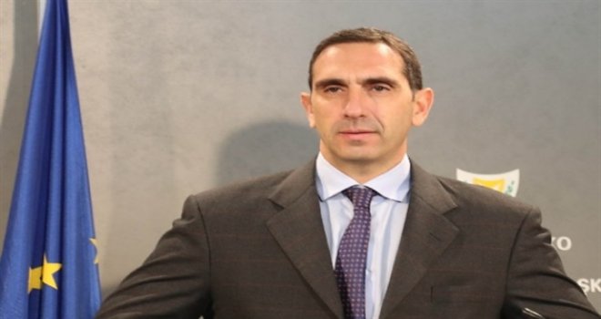 RUM SAĞLIK BAKANI TEDBİRLERLE İLGİLİ YENİ KARARLARI AÇIKLADI