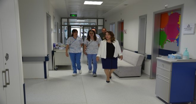 SAĞLIK BAKANI BESİM, ÇOCUK SERVİSİ VE ÇOCUK ONKOLOJİ SERVİSİ'Nİ ZİYARET EDEREK TEDAVİ GÖREN ÇOCUKLARLA BİR ARAYA GELDİ.