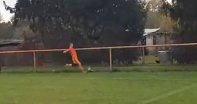 Sahada tavuğu tekmeleyerek öldüren futbolcuya kırmızı kart