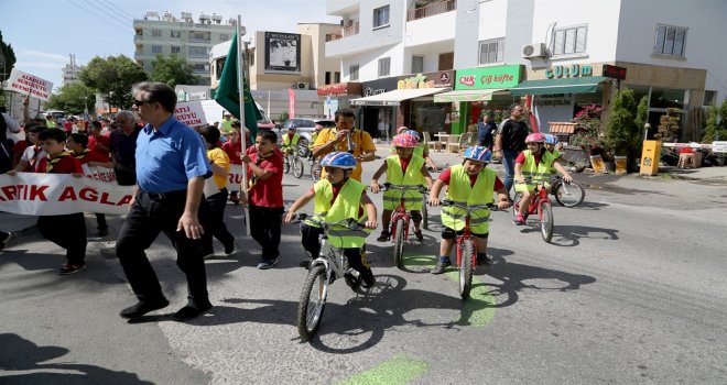 ŞHT. TUNCER İLKOKULU ÖĞRENCİLERİ “TRAFİKTE BENİ FARK ET” SLOGANIYLA YÜRÜYÜŞ YAPTI.