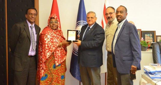 SOMALİ GENÇLİK VE SPOR BAKANI’NIN ÇOCUKLARI DAÜ’YE KAYIT YAPTIRDI