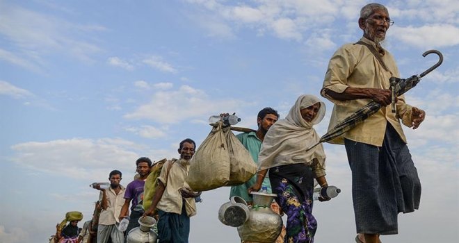 SON İKİ GÜNDE 100'DEN FAZLA ARAKANLI MÜSLÜMAN BANGLADEŞ'E SIĞINDI