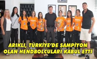 Arıklı, Türkiye’de şampiyon olan hentbolcuları kabul etti
