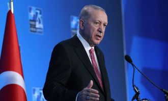 Erdoğan, belediye başkanlarının gözaltına alınması hakkında: CHP, yolsuzluk içerisine düşmüş bir parti