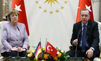 Erdoğan, Merkel ile Filistin'i görüştü.