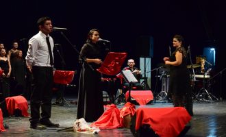 LEFKOŞA BELEDİYE ORKESTRASI HALK MÜZİĞİ KOROSU AKKM'DE KONSER VERDİ