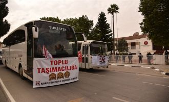 LEFKOŞA'DA TOPLU TAŞIMACILAR ARAÇLI EYLEM YAPIYOR