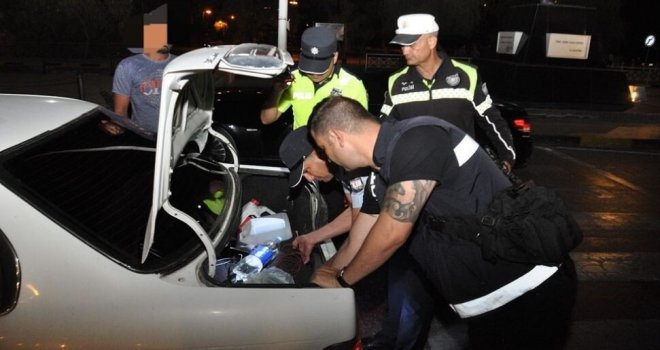 Trafik denetimleri sürüyor: 2 bin 422 sürücü kontrol edildi, 3'ü tutuklandı