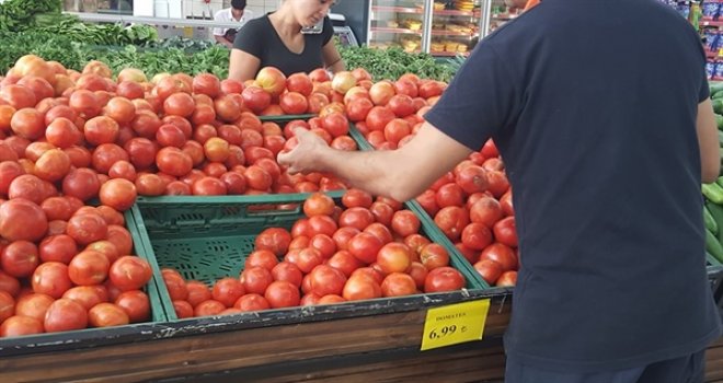 TÜKETİCİLER DERNEĞİ DOMATES İTHALİNE İZİN VERİLMESİNİ TALEP ETTİ