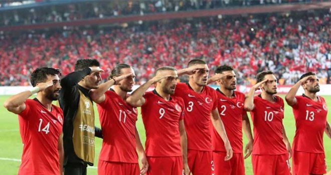 UEFA, 'asker selamı'na soruşturma başlattı