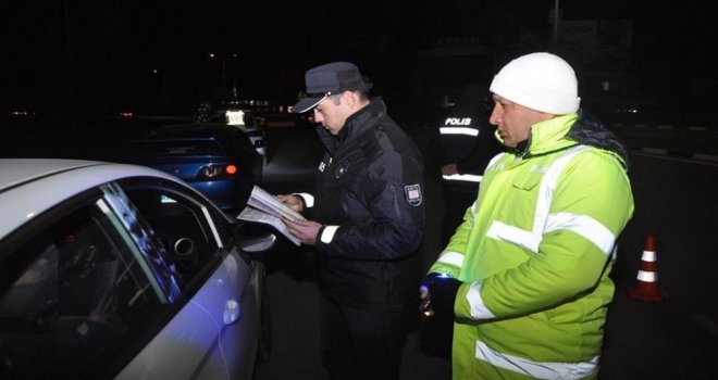Ülke genelindeki trafik denetimlerinde 407 sürücü rapor edildi, 3 sürücü tutuklandı