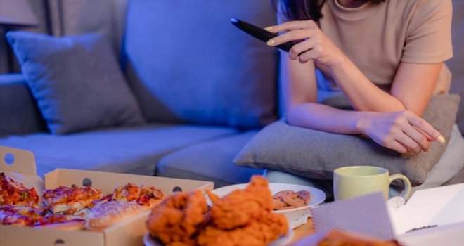 Uzmanlar, televizyon karşısında yemek yiyenleri uyardı