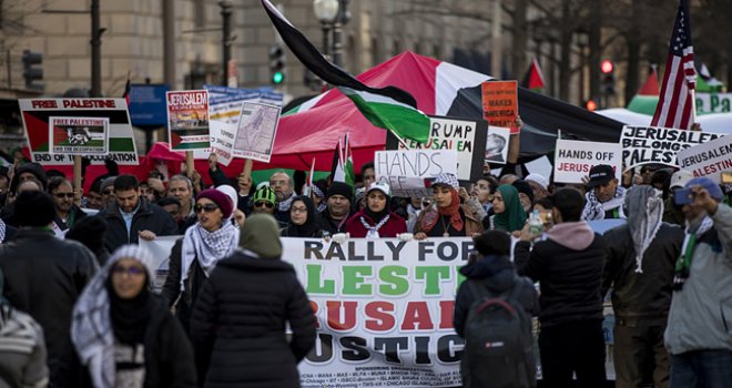 WASHİNGTON'DA TOPLANAN BİNLERCE KİŞİ, BAŞKAN TRUMP'IN KUDÜS KARARINA TEPKİ GÖSTERDİ