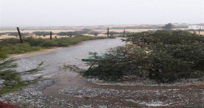 YAĞMUR VE DOLU BATI BÖLGESİNDE ETKİLİ OLDU.