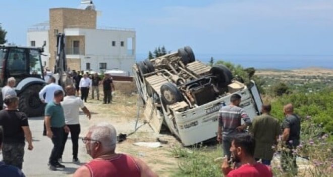 Yenierenköy’de otobüs devrildi: Araç sürücüsü ve 10 öğrenci yaralandı