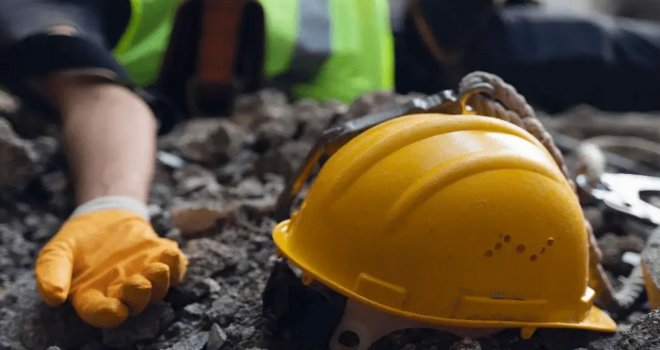 Yine iş kazası: 3,5 metre yükseklikten beton zemine düştü, ağır yaralandı