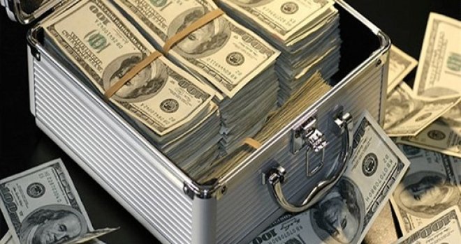Yol ortasında 1 milyon dolar buldu; polise teslim etti