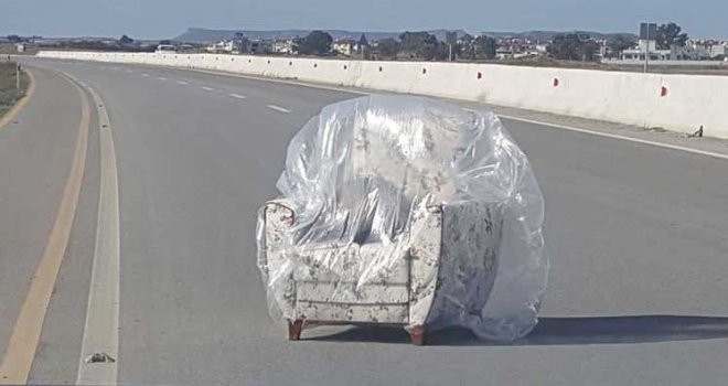 Yolun ortasında koltuk