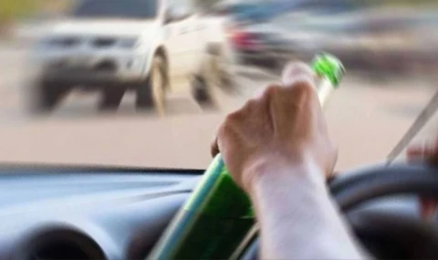 Yılın ilk gününde 4 trafik kazası: Alkol tesiri altındaki sürücü park halindeki 16 araca çarptı!