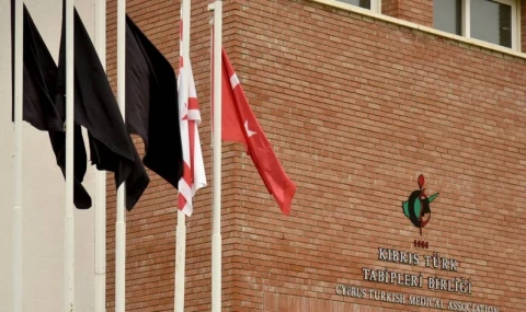 Hekim örgütleri Hükümeti istifaya, hekimleri hastanelere siyah bayrak asmaya çağırdı