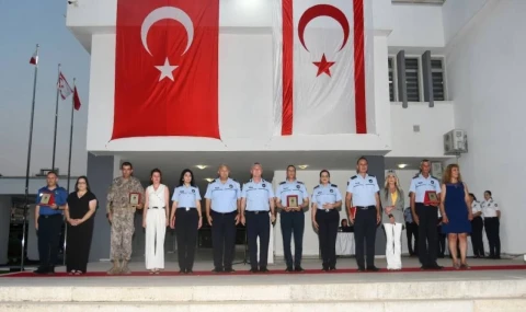 Emekliye ayrılan ve meslekte 30 hizmet yılını tamamlayan polis mensuplarına plaketleri takdim edildi