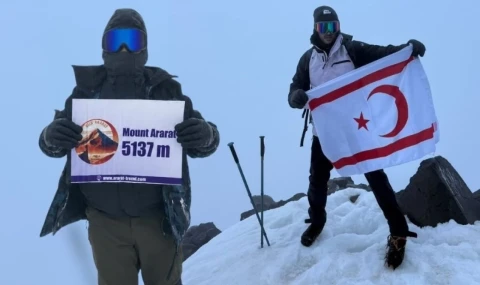 Kıbrıslı Türk iki genç Ağrı Dağı'nın zirvesinde bayrak dalgalandırdı: Bu başarı 20 Temmuz için