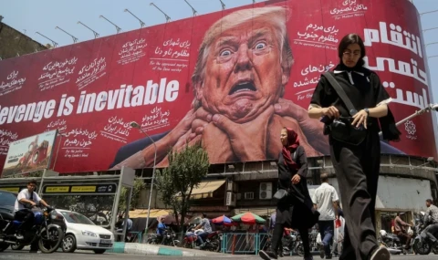 Tahran'da, Donald Trump'ın fotoğrafının yer aldığı "İntikam kaçınılmaz" afişi asıldı